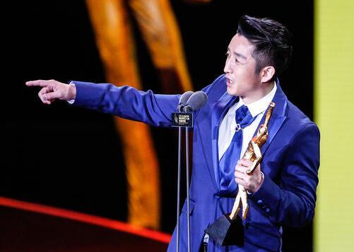三)强大的音乐音乐听上去就是情感本身因此它能够穿越一切障碍进入人的精神，《沉默》里唯一成功的交流途径是巴赫的音乐，巴赫音乐类似宗教音乐，它简洁而严整，弥合了理性与情感的缝隙，极富力量地感召人们的心灵。